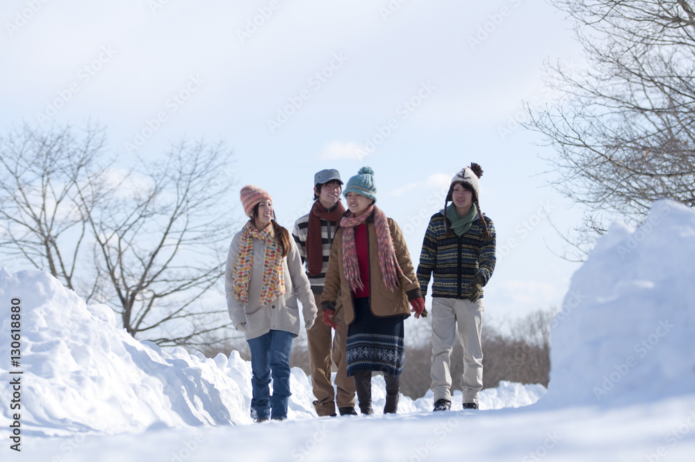 雪道を歩く若者たち