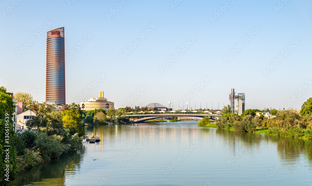 Obraz premium Skyline of Seville with the Guadalquivir river - Spain