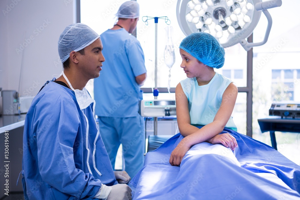 Obraz premium Doctor interacting with patient in operation room