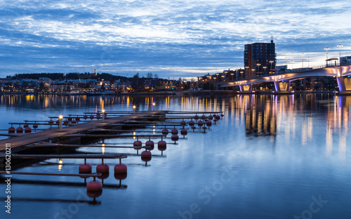 Tableau sur toile City behind lake