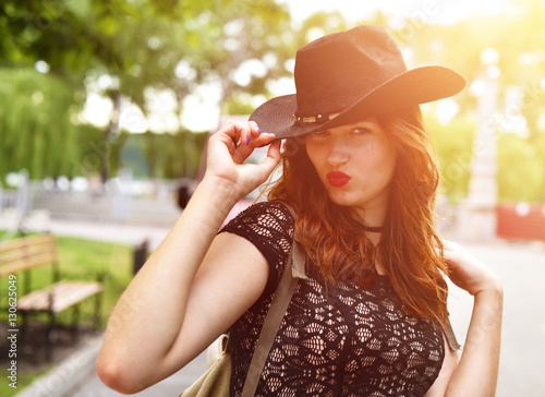 Obraz na płótnie Young beautiful girl in a hat in sunlight (optimism, business se w salonie