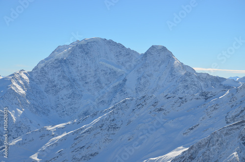 Покрытые снегом вершины Кавказа