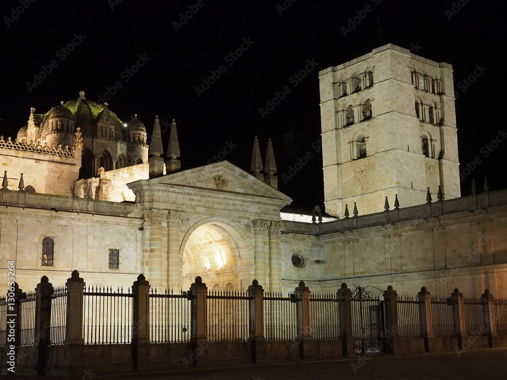 Catedral de Zamora iluminada