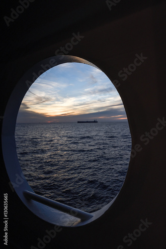 Blick aufs Meer während einer Kreuzfahrt zum Sonnenuntergang