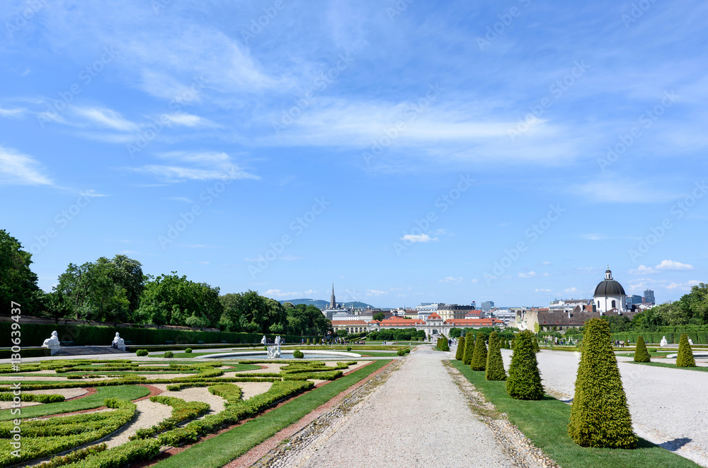 Photo view on lower belvedere palace and garden with statue, vienna, austria