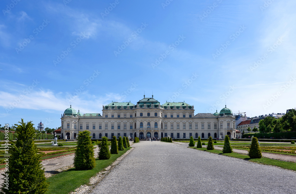 Photo back view on upper belvedere palace and garden with statue and flowers, vienna, austria