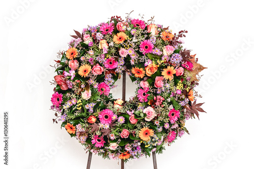 Fotografia Colorful flower arrangement wreath for funerals isolated on white background