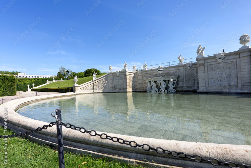 Photo view on upper belvedere palace garden basin and fountain with statue, vienna, austria