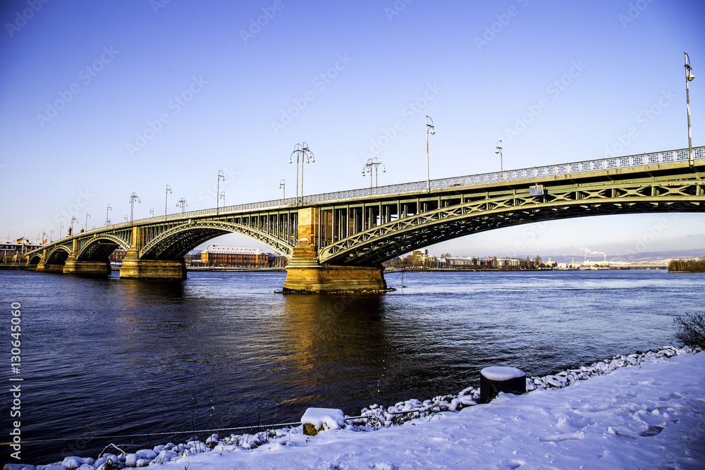 Theodor-Heuss-Brücke über den Rhein an einem Wintermorgen
