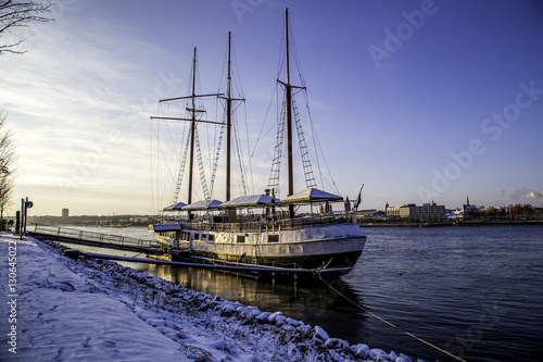 Schiff am eingeschneiten Rheinufer bei Mainz im Winter © parallel_dream