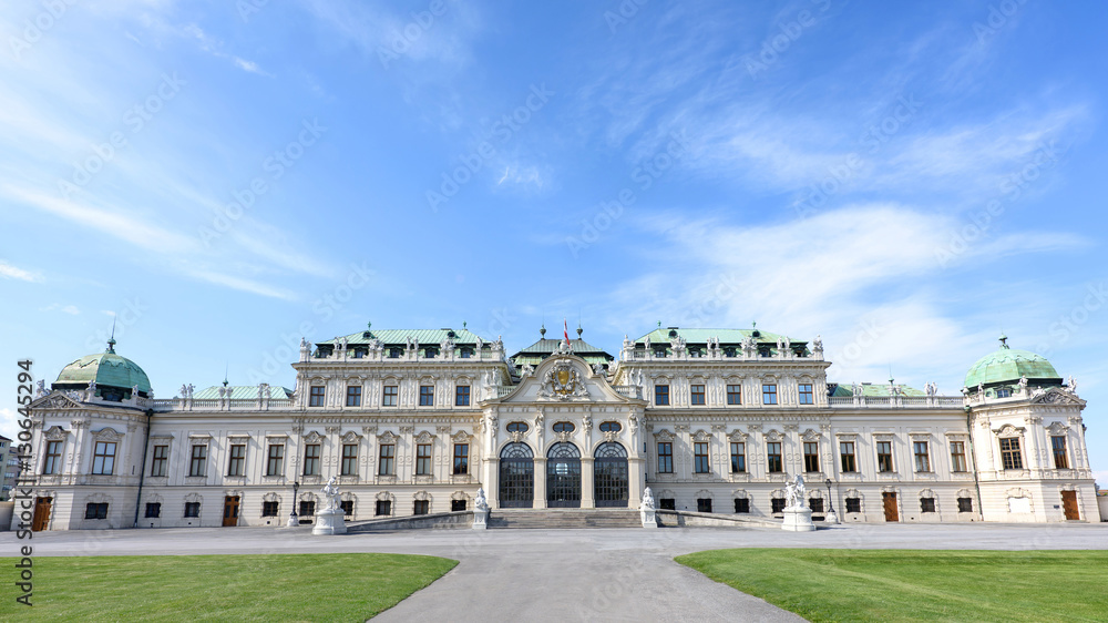 Obraz premium Photo front view on upper belvedere palace and garden with statue, vienna, austria