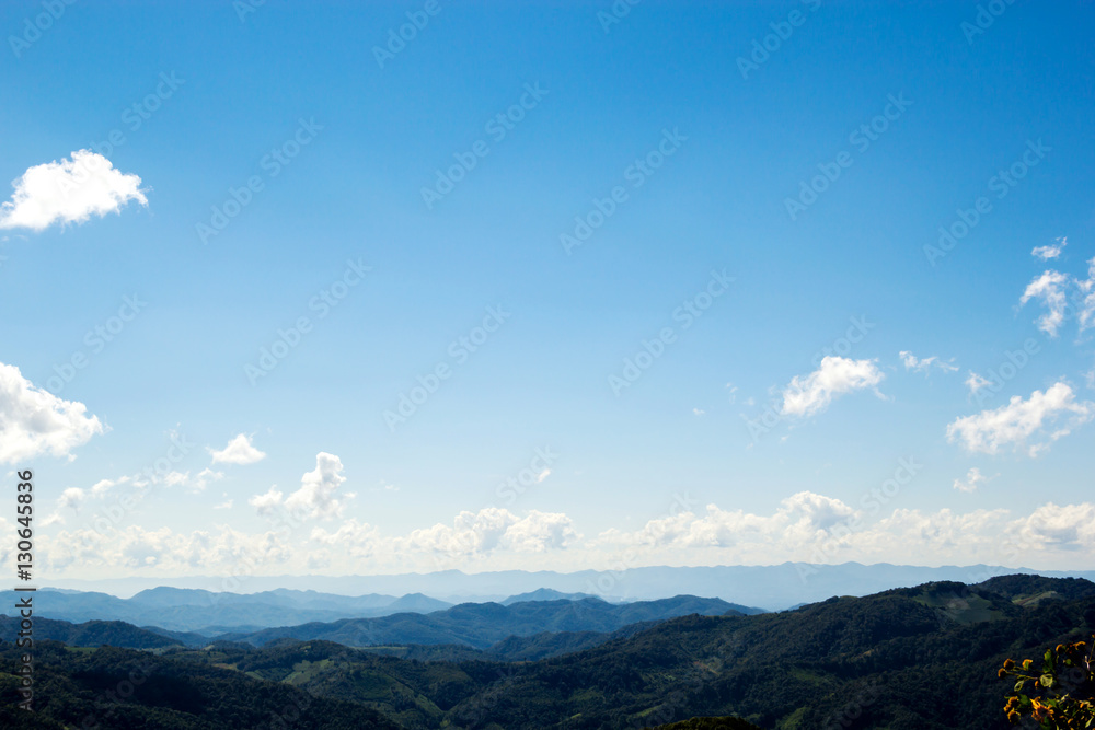 Naklejka premium Blue sky and mountains