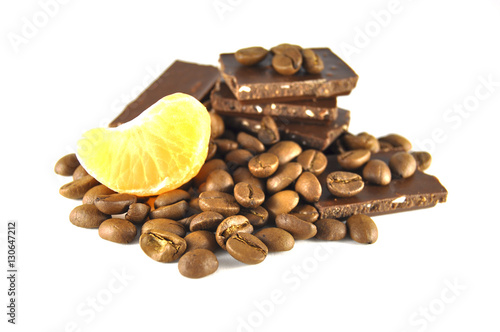 Шоколад и кофе на белом фоне крупным планом 