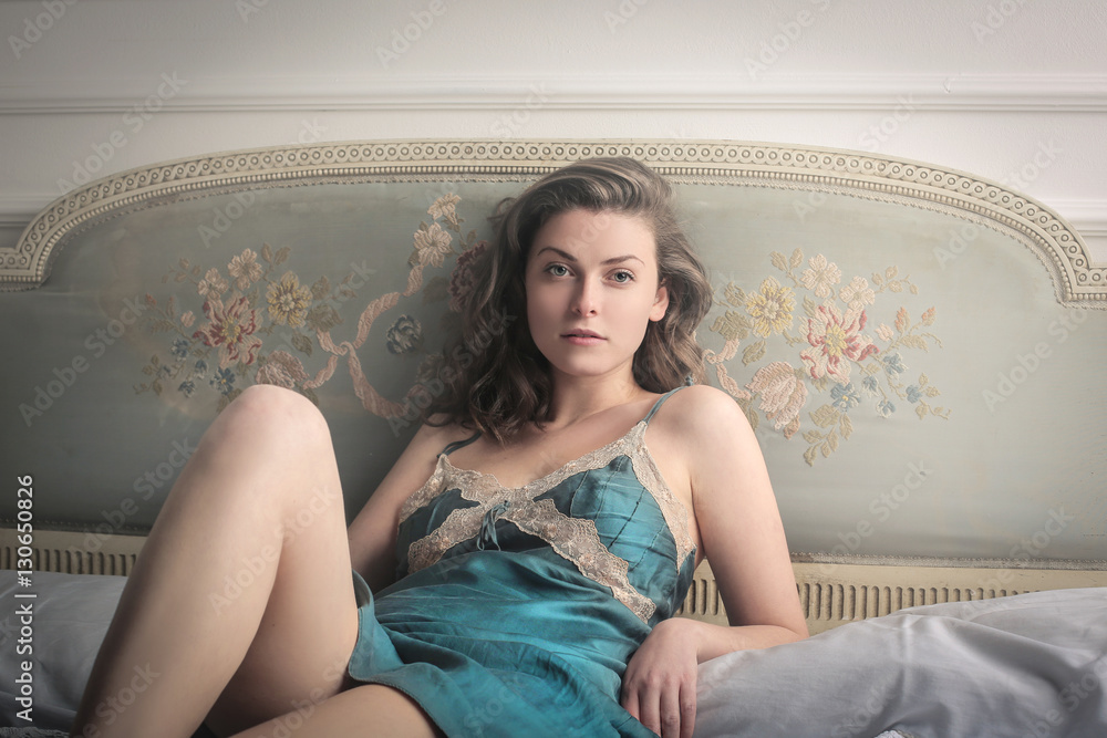 Naklejka premium Woman wearing a night gown