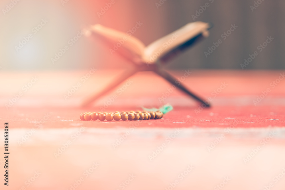 Φωτογραφία Quran - holy book of Muslims, in the mosque