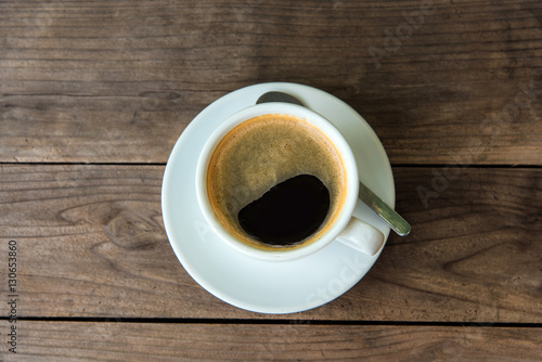 Fotografia cup of fresh coffee with coffee beans on wooden table