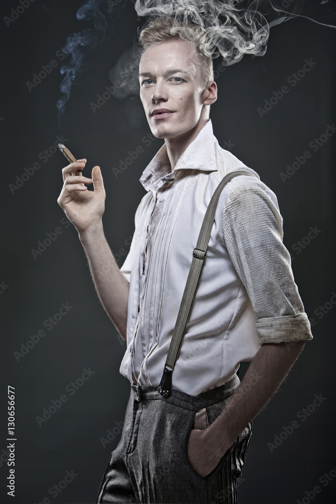 Junger blonder Mann in 20er Jahre Kleidung raucht Zigarre Stock Photo |  Adobe Stock
