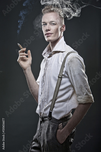 Junger blonder Mann in 20er Jahre Kleidung raucht Zigarre © Sinnlichtarts