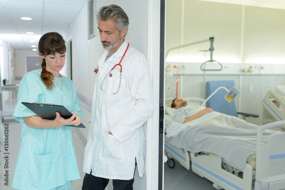 Obraz premium two sad worried doctors standing looking at patient results