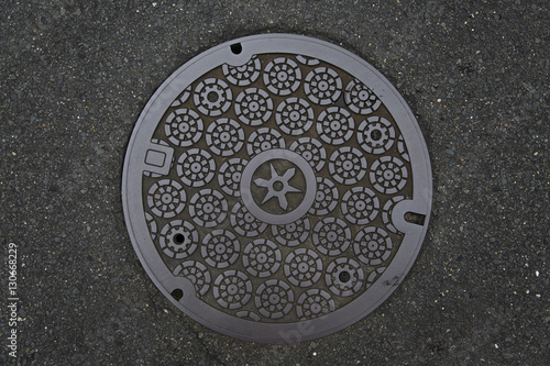 фотографія Circle steel manhole cove