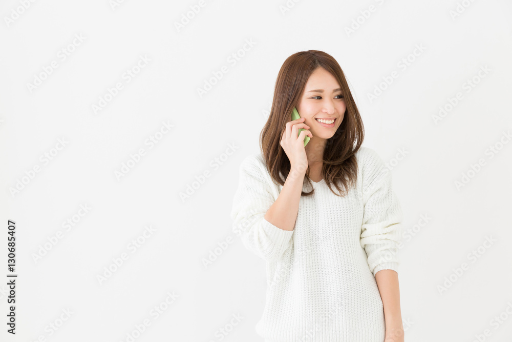 電話をする女性 電話をする女性