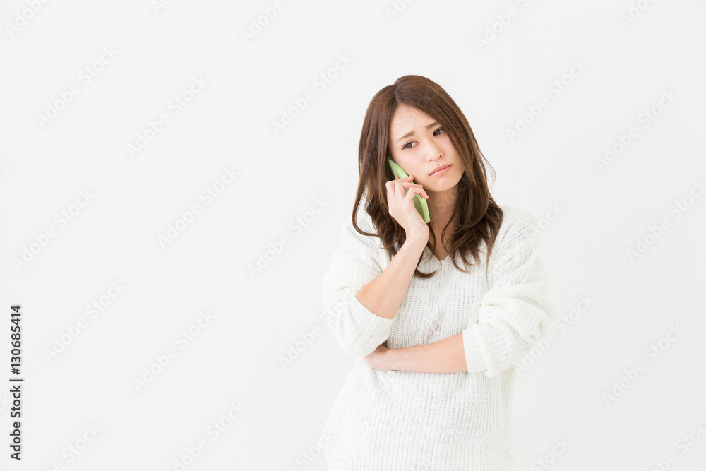 電話をする女性 考える 電話をする女性 考える