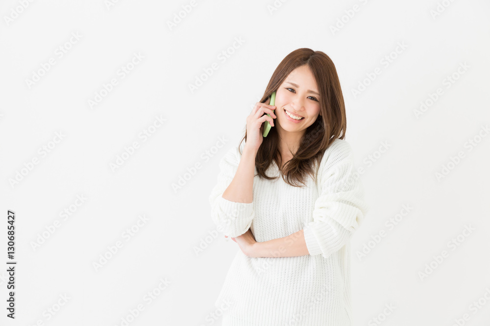 電話をする女性 電話をする女性