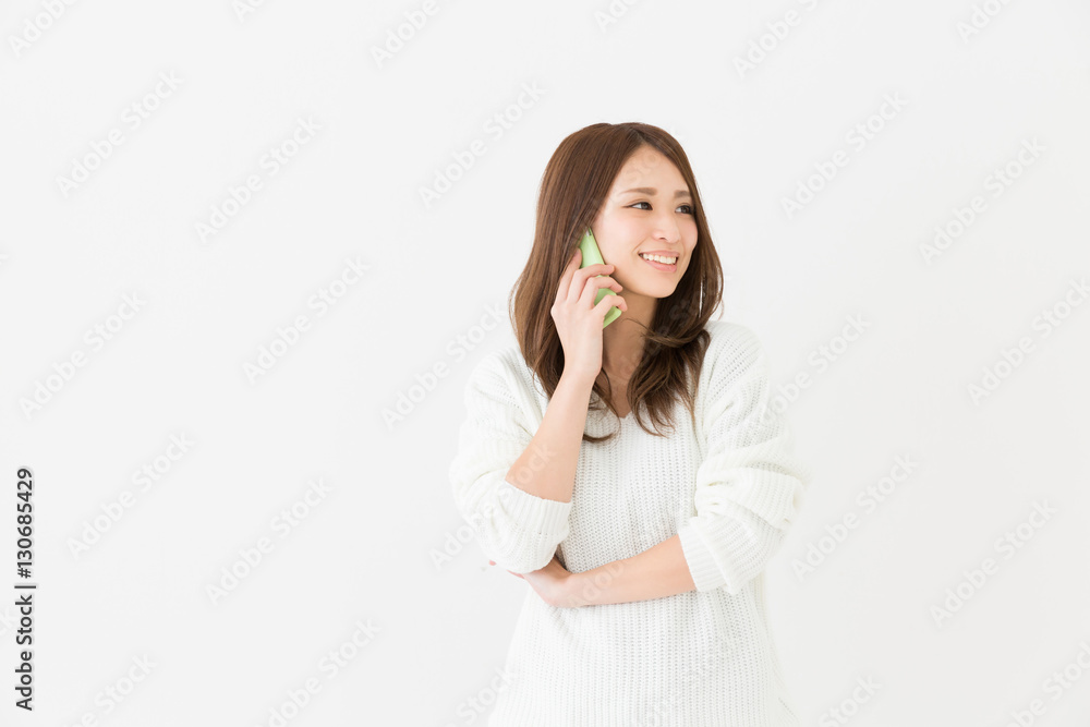 電話をする女性 電話をする女性