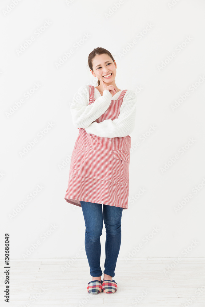 エプロンをした女性　全身