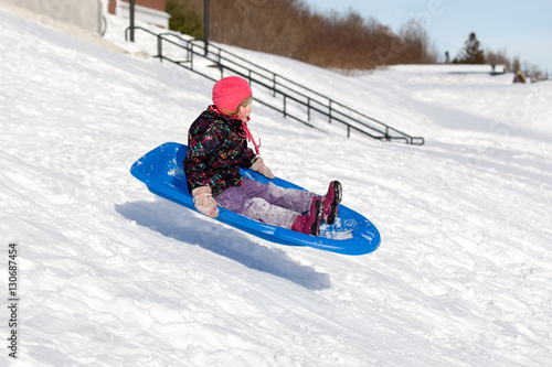 Konstfotografi Sledding Girl Flying Down Hill