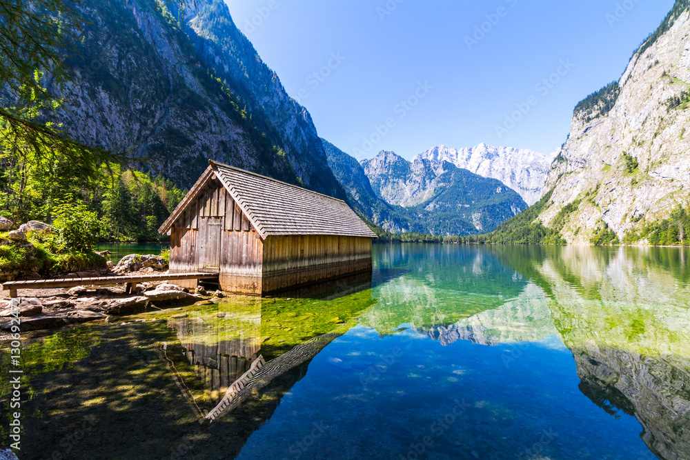 Fototapeta premium Little hut at the Obersee lake in German Alps