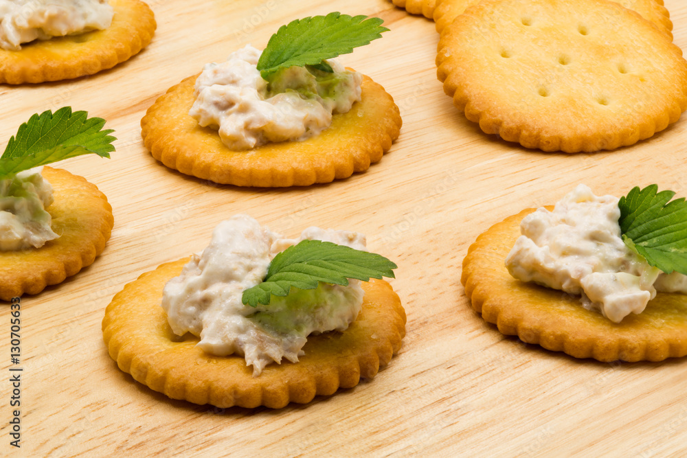 Biscuit crackers with tuna salad Biscuit crackers with tuna salad