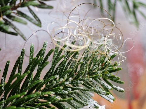 Gałązka świerkowa przyprószona śniegiem z ozdobnym włosiem dekoracyjnym 