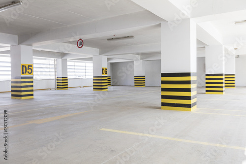 Fototapeta Naklejka Na Ścianę i Meble -  Empty underground parking garage