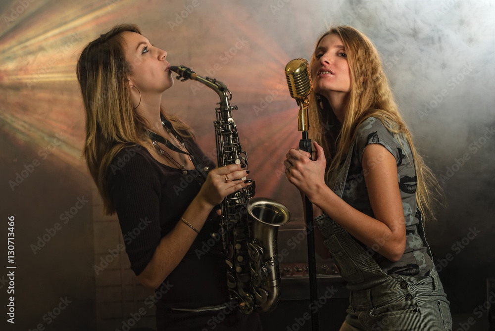 Obraz premium women with saxophone and microphone at concert