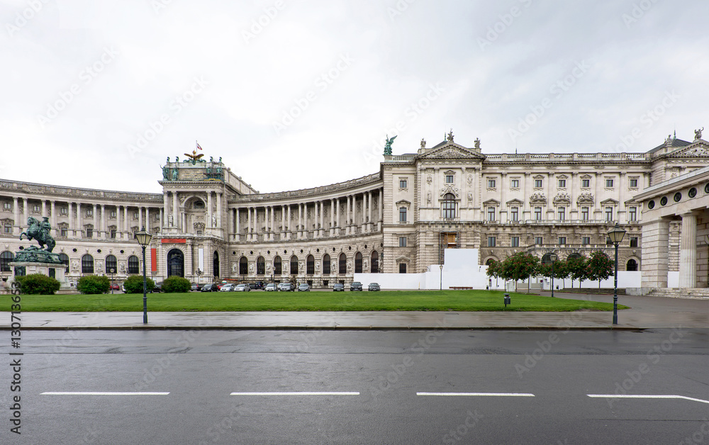 Photo view on hofburg palace and the main street with man on horse statue, vienna, austria