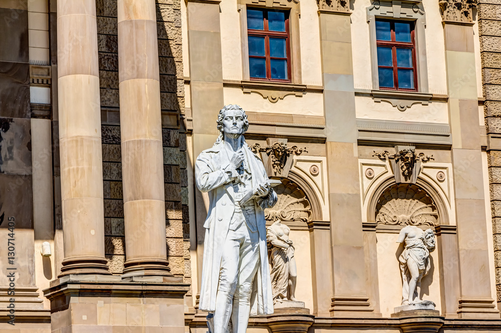 Obraz premium Friedrich Schiller Statue vor dem Hessischen Staatstheater in Wiesbaden