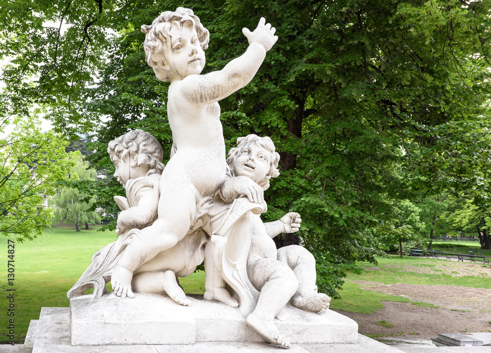 Photo statues of cherubims in burggarten near hofburg palace, vienna, austria