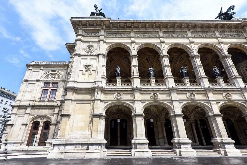 Photo view on horse and angels statues at vienna opera state house, austria