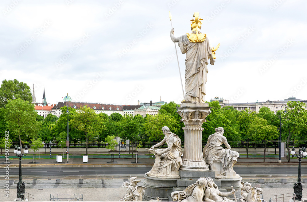 Photo view on ringstrasse street and statues from the historic building of the austrian parliament in vienna Photo view on ringstrasse street and statues from the historic building of the austrian parliament in vienna