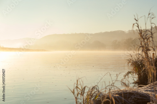 Morgenstimmung am Fluss im Winter