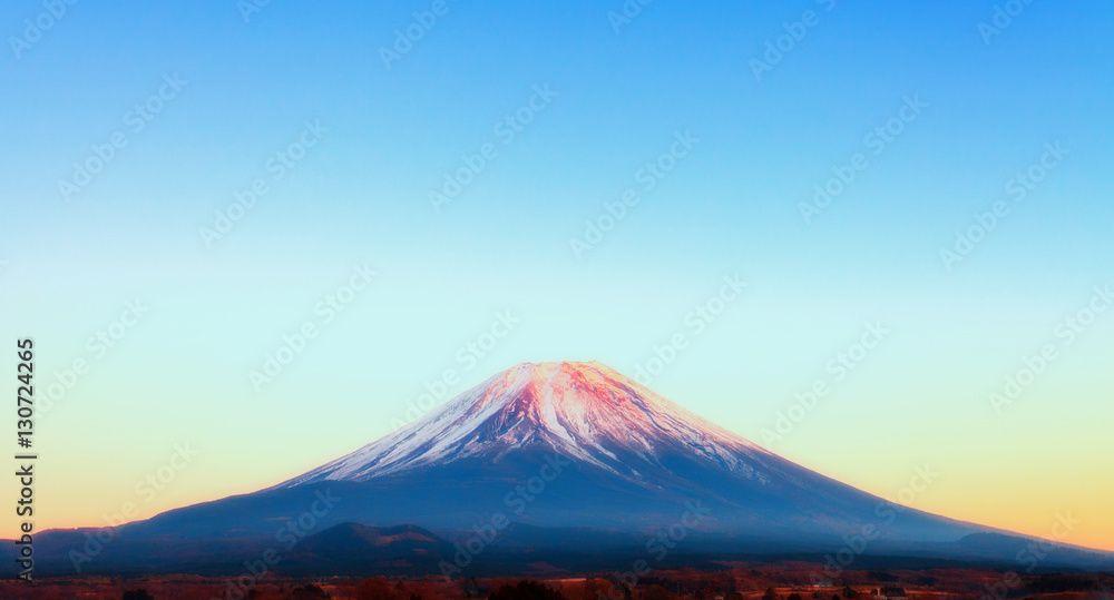 夕日で赤くなる富士山