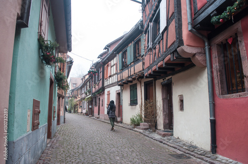 ruelle typique du village de kaysersberg en Alsace © pixarno