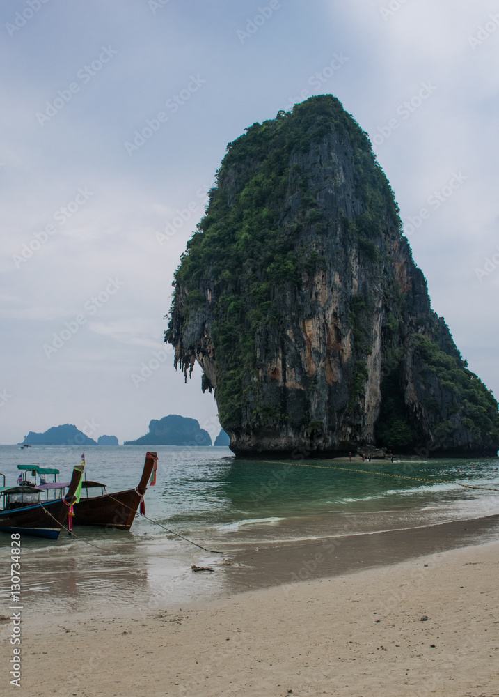 Fototapeta premium Longtail-Boot in Thailand am Sandstrand
