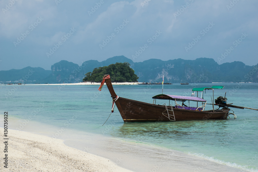 Longtail-Boot in Thailand am Sandstrand 