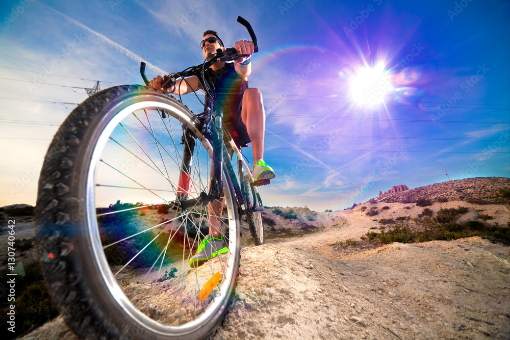 Bicicleta de montaña y deportes extremos.Vida saludable y ejercicio.Paisaje  de puesta de sol y aventuras,Estilo de vida y ciclista foto de Stock |  Adobe Stock