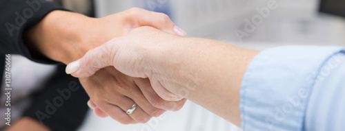 handschlag zur begrüßung