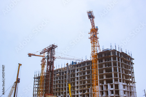 Building process and tower cranes 