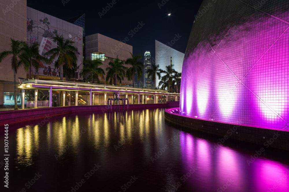 Obraz premium Exteriors of the Hong Kong Museum of Art and lit Hong Kong Space Museum at night in Tsim Sha Tsui, Kowloon, Hong Kong, China.