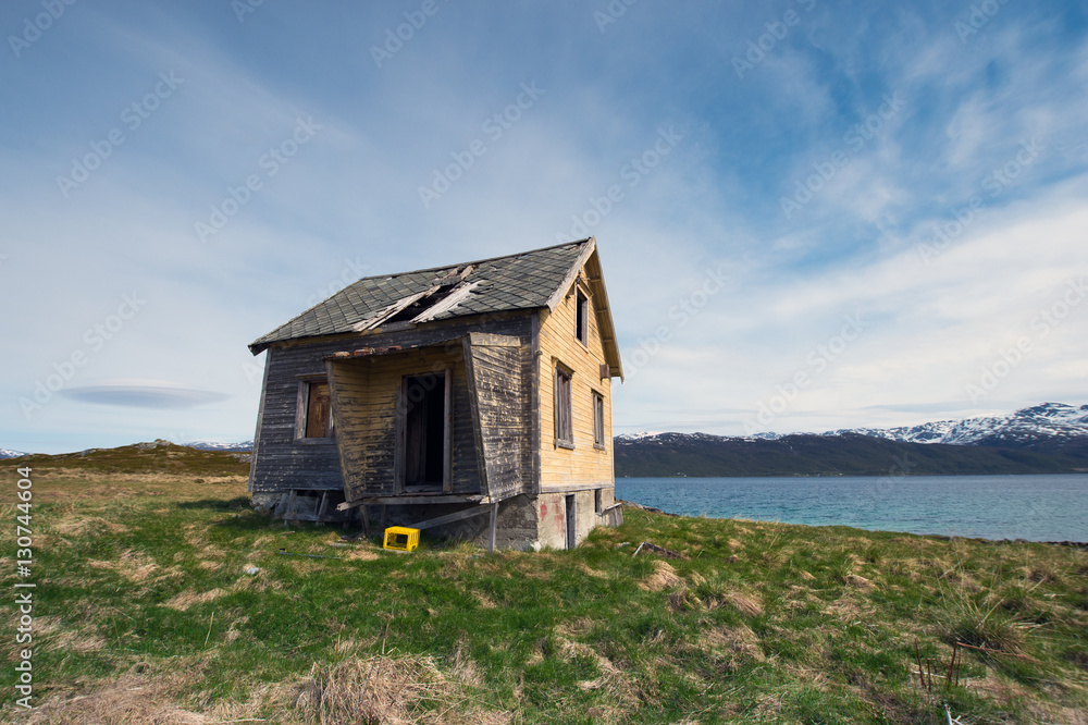 Obraz premium lonely abandoned house in the tundra in Norway